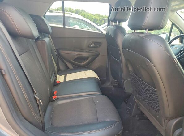 KL7CJPSB0KB922564 2019 CHEVROLET TRAX Silver Widok tylnych siedzeń