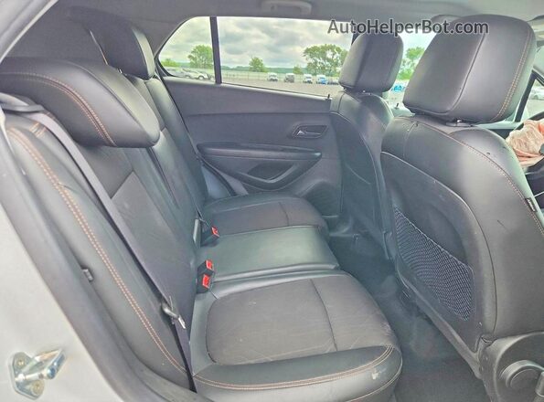 KL7CJPSB0MB345571 2021 CHEVROLET TRAX White Vista de los asientos traseros