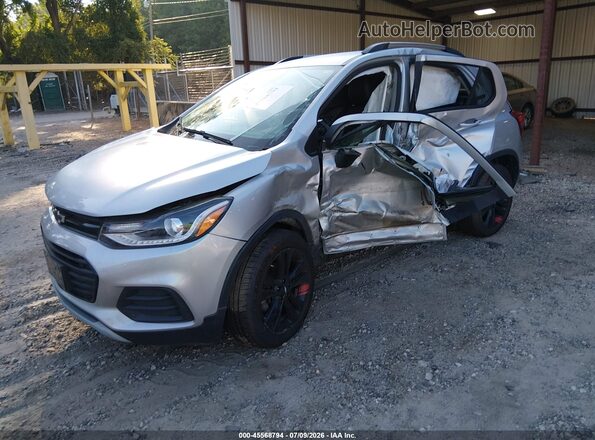 KL7CJPSB2MB345751 2021 CHEVROLET TRAX Silver Vista tres cuartos delantera izquierda