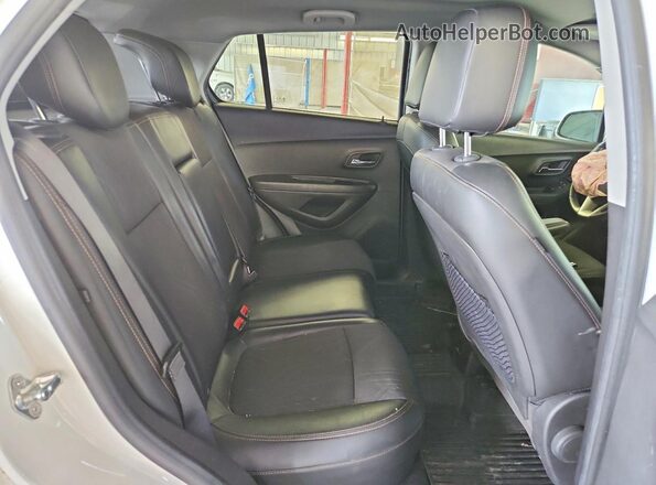 KL7CJPSB3KB898227 2019 CHEVROLET TRAX White Vista de los asientos traseros