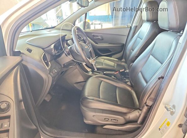 KL7CJPSB3MB348867 2021 CHEVROLET TRAX Белый Вид салона спереди