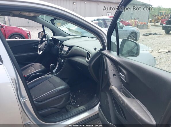 KL7CJPSB7HB086647 2017 CHEVROLET TRAX Серебряный Вид салона спереди