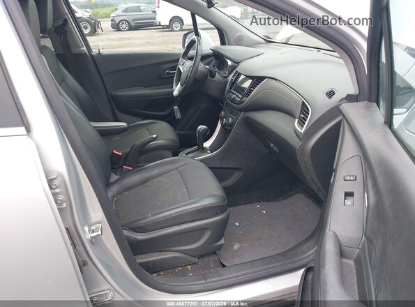 KL7CJPSB7JB711991 2018 CHEVROLET TRAX Silver Սալոնի դիմացի տեսք