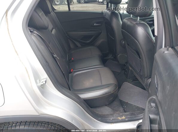 KL7CJPSB7JB711991 2018 CHEVROLET TRAX Silver VIN կոդի պիտակի տեսք