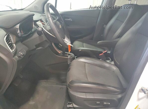KL7CJPSB8JB650084 2018 CHEVROLET TRAX White Front interior view