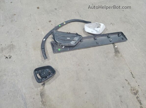 KL7CJPSB8JB650084 2018 CHEVROLET TRAX White Engine compartment view