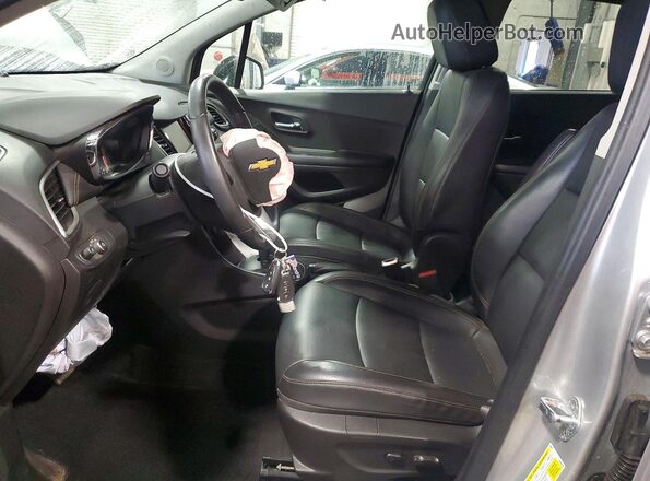 KL7CJPSB8MB345561 2021 CHEVROLET TRAX Silver Սալոնի դիմացի տեսք