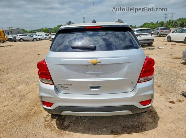 KL7CJPSB9JB580255 2018 CHEVROLET TRAX Silver Вид ззаду