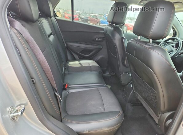 KL7CJPSB9JB580255 2018 CHEVROLET TRAX Silver Вид задніх сидінь
