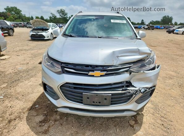 KL7CJPSB9JB580255 2018 CHEVROLET TRAX Silver Вид спереду