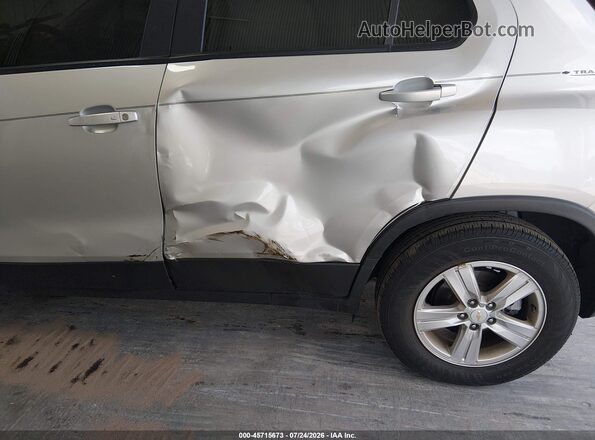 KL7CJPSM1NB567913 2022 CHEVROLET TRAX Серебряный Вид спереди