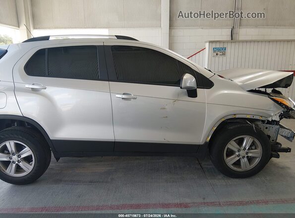 KL7CJPSM1NB567913 2022 CHEVROLET TRAX Серебряный Вид задней части салона