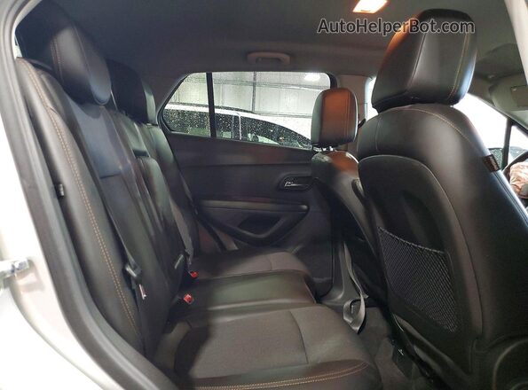 KL7CJPSM3NB535061 2022 CHEVROLET TRAX Silver Вид задньої частини салону