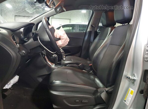 KL7CJPSM3NB535061 2022 CHEVROLET TRAX Silver Вид салону спереду