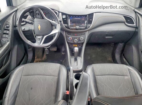 KL7CJPSM4MB372564 2021 CHEVROLET TRAX Red Vista del salpicadero