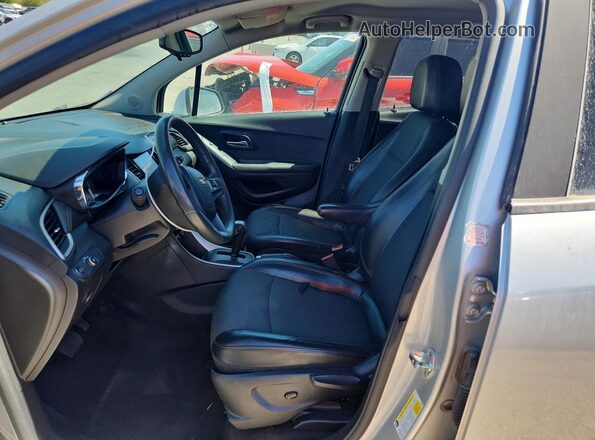 KL7CJPSM8MB374334 2021 CHEVROLET TRAX Silver Vista interior delantera