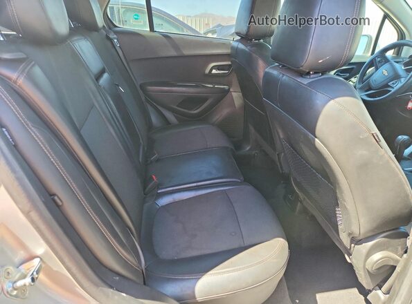 KL7CJPSM8MB374334 2021 CHEVROLET TRAX Silver Vista interior trasera