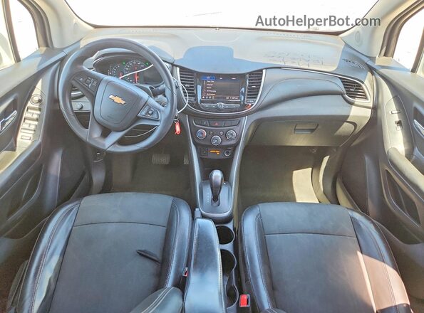 KL7CJPSM8MB374334 2021 CHEVROLET TRAX Silver Vista del salpicadero