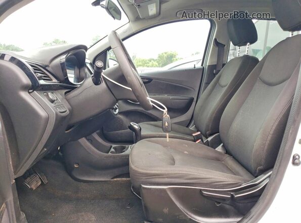 KL8CD6SA0MC225624 2021 CHEVROLET SPARK White Front interior view