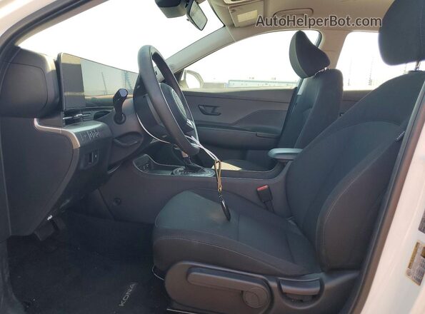 KM8HA3ABXSU268367 2025 HYUNDAI KONA White Вид салону спереду