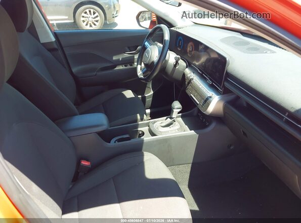 KM8HB3AB1RU184669 2024 HYUNDAI KONA Оранжевый Вид салона спереди