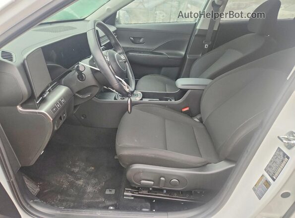 KM8HB3AB4SU307273 2025 HYUNDAI KONA White Widok wnętrza z przodu