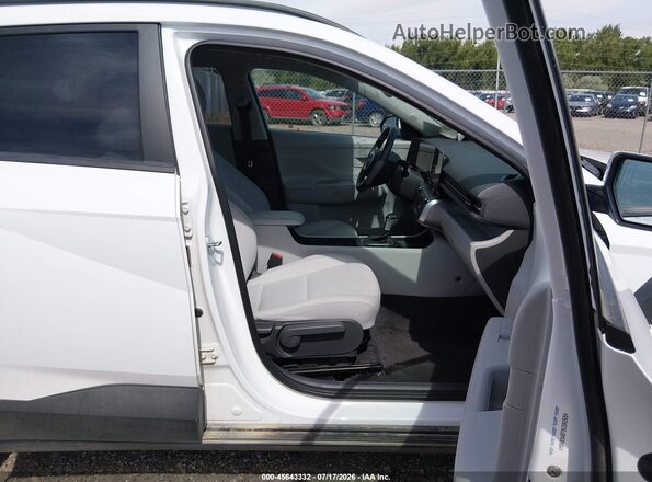 KM8HB3AB7SU302584 2025 HYUNDAI KONA White Front interior view
