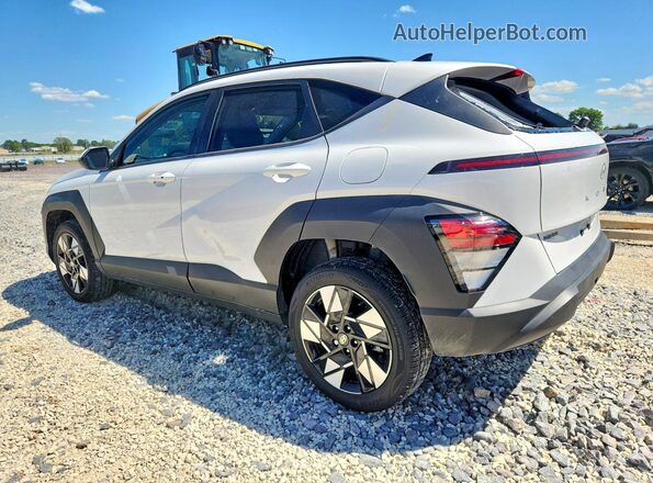 KM8HBCAB4SU225236 2025 HYUNDAI KONA White უკანა მარცხენა