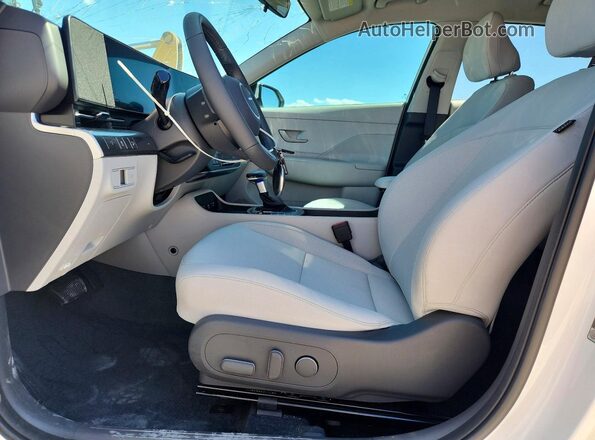 KM8HBCAB4SU225236 2025 HYUNDAI KONA White წინა სალონის ხედი