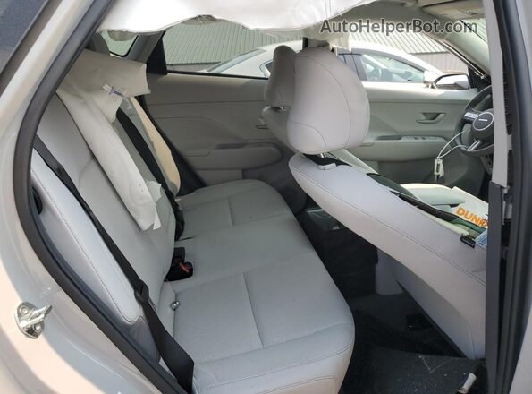 KM8HBCAB6RU072840 2024 HYUNDAI KONA Silver Vista interior trasera