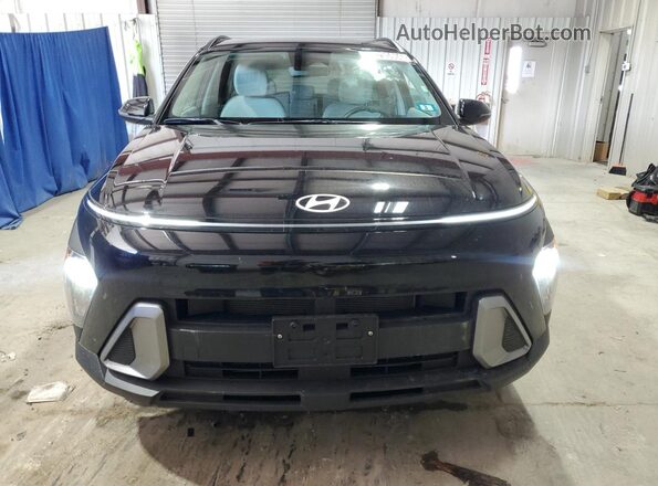 KM8HBCAB6SU323961 2025 HYUNDAI KONA Black VIN կոդի պիտակի տեսք