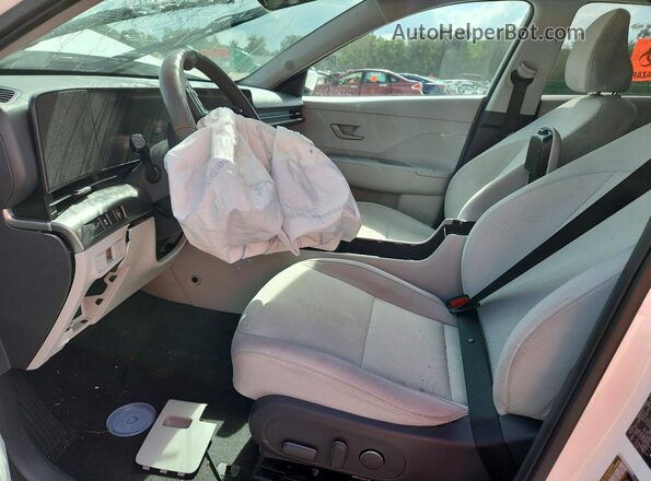 KM8HBCAB6SU337553 2025 HYUNDAI KONA White Vista interior delantera