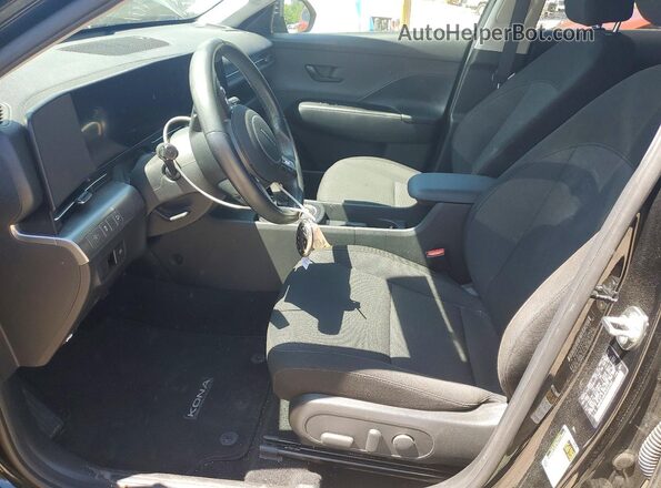KM8HBCABXRU083565 2024 HYUNDAI KONA Black Вид салону спереду