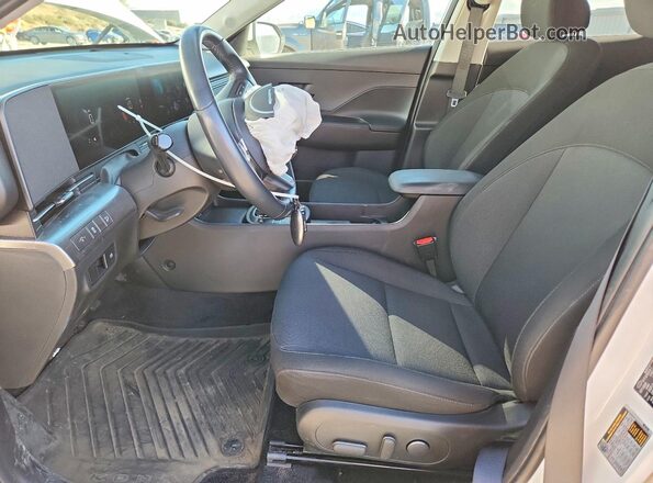KM8HBCABXSU219523 2025 HYUNDAI KONA White წინა სალონის ხედი