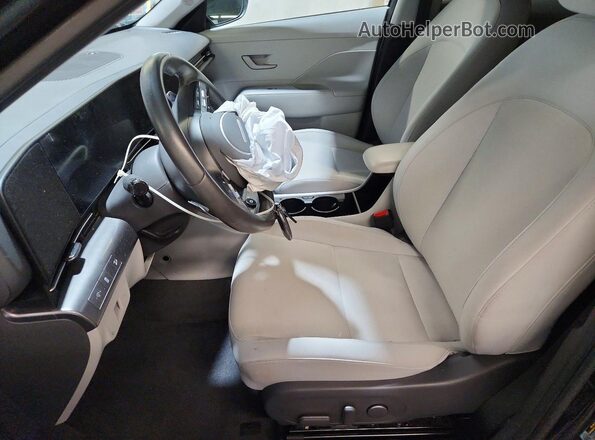 KM8HC3AB6RU039222 2024 HYUNDAI KONA Black Вид салону спереду