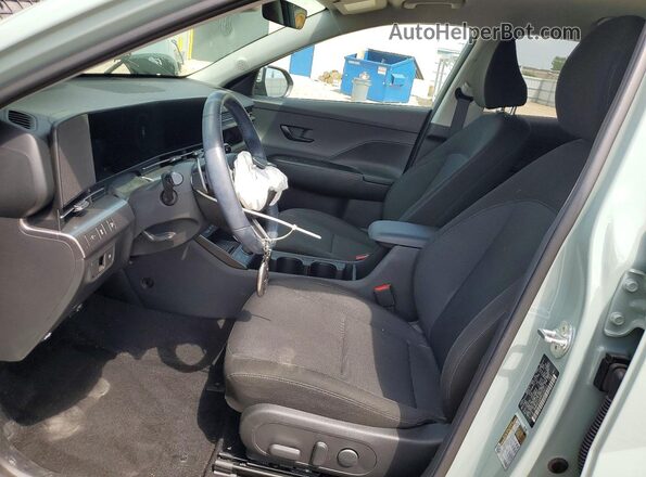 KM8HC3AB6RU102111 2024 HYUNDAI KONA Зеленый Вид салона спереди