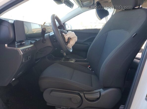 KM8HF3AB1TU460053 2026 HYUNDAI KONA White წინა სალონის ხედი