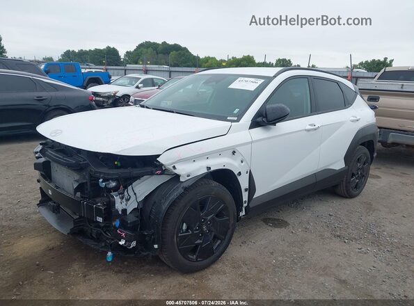 KM8HF3AB6TU433592 2026 HYUNDAI KONA White Առջևի ձախ երեք քառորդ տեսարան
