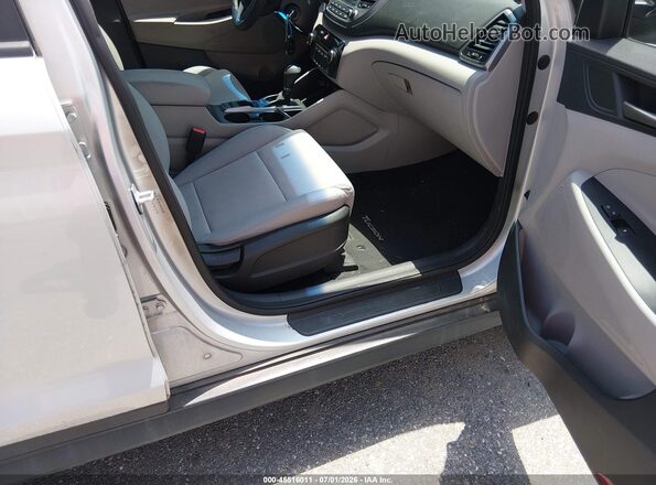 KM8J2CA45JU656265 2018 HYUNDAI TUCSON Серебряный Вид салона спереди