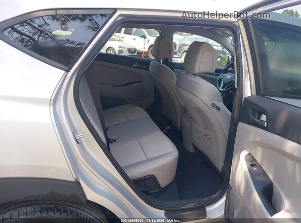 KM8J2CA47JU657322 2018 HYUNDAI TUCSON Silver Vista de la etiqueta del VIN
