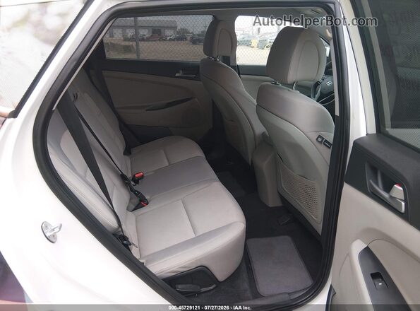 KM8J33A45JU694589 2018 HYUNDAI TUCSON White VIN კოდის სტიკერის ხედი