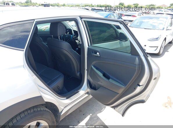 KM8J33A48JU765879 2018 HYUNDAI TUCSON Silver VIN კოდის სტიკერის ხედი