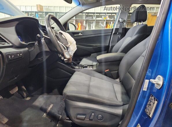 KM8J3CA28JU833516 2018 HYUNDAI TUCSON Синий Вид салона спереди