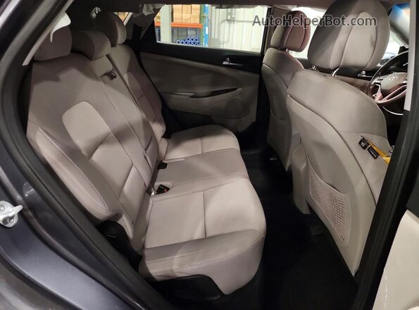 KM8J3CA40JU640682 2018 HYUNDAI TUCSON Gray Vista interior trasera