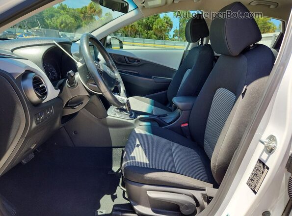 KM8K22AA0LU552595 2020 HYUNDAI KONA White Widok wnętrza z przodu