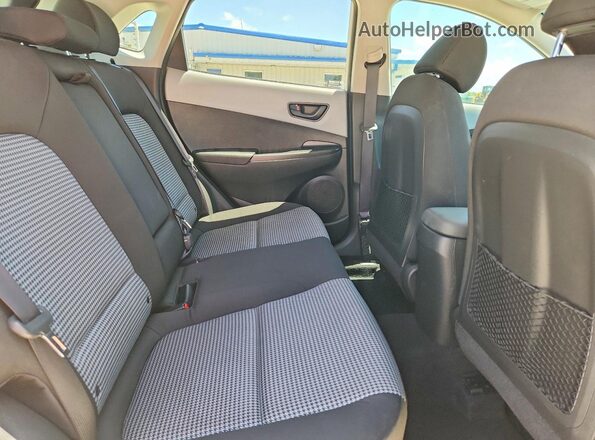 KM8K22AA0LU552595 2020 HYUNDAI KONA White Widok wnętrza z tyłu