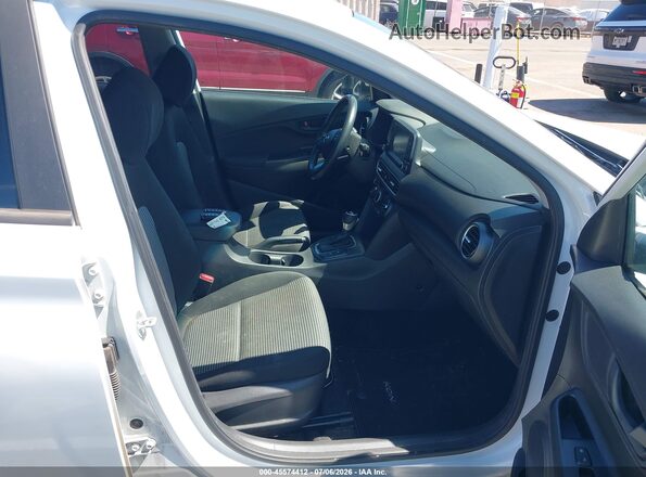 KM8K22AA7JU068033 2018 HYUNDAI KONA Белый Вид салона спереди