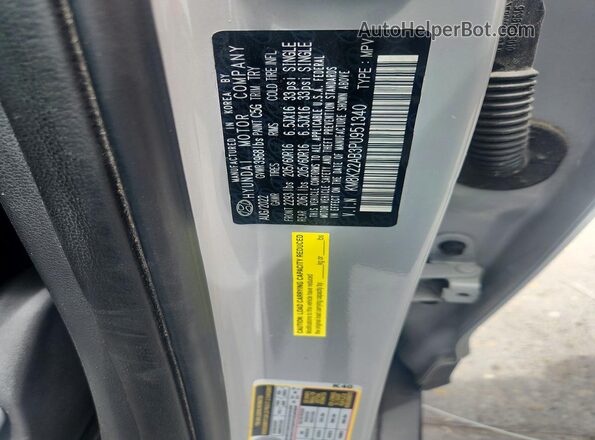 KM8K22AB3PU951340 2023 HYUNDAI KONA Gray VIN կոդի պիտակի տեսք