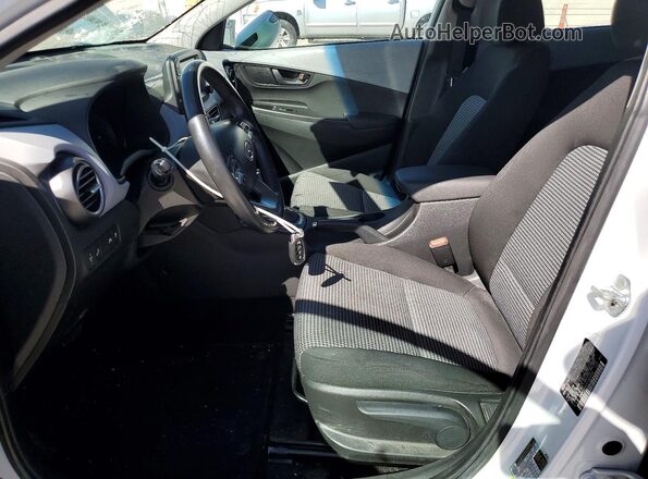 KM8K2CAA0LU469996 2020 HYUNDAI KONA White წინა სალონის ხედი
