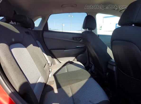 KM8K2CAA8MU727506 2021 HYUNDAI KONA Red Widok wnętrza z tyłu